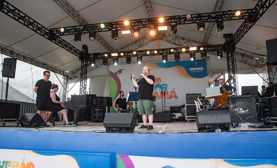 "Alice no País das Maravilhas" com trilha sonora ao vivo atrai veranistas de Matinhos