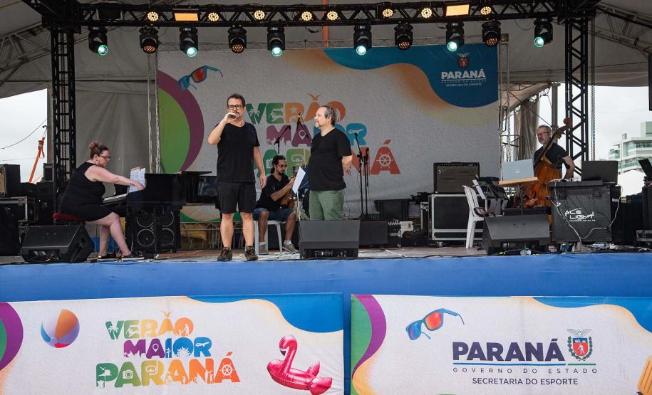 "Alice no País das Maravilhas" com trilha sonora ao vivo atrai veranistas de Matinhos