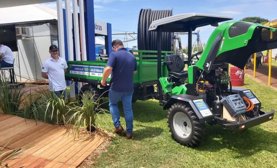 Unioeste apresenta projeto de estudo de trator elétrico no Show Rural