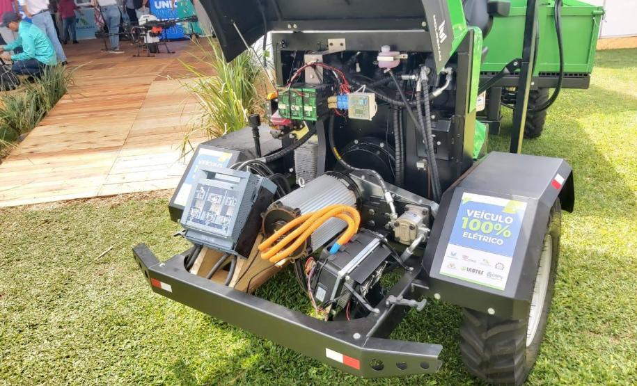 Unioeste apresenta projeto de estudo de trator elétrico no Show Rural