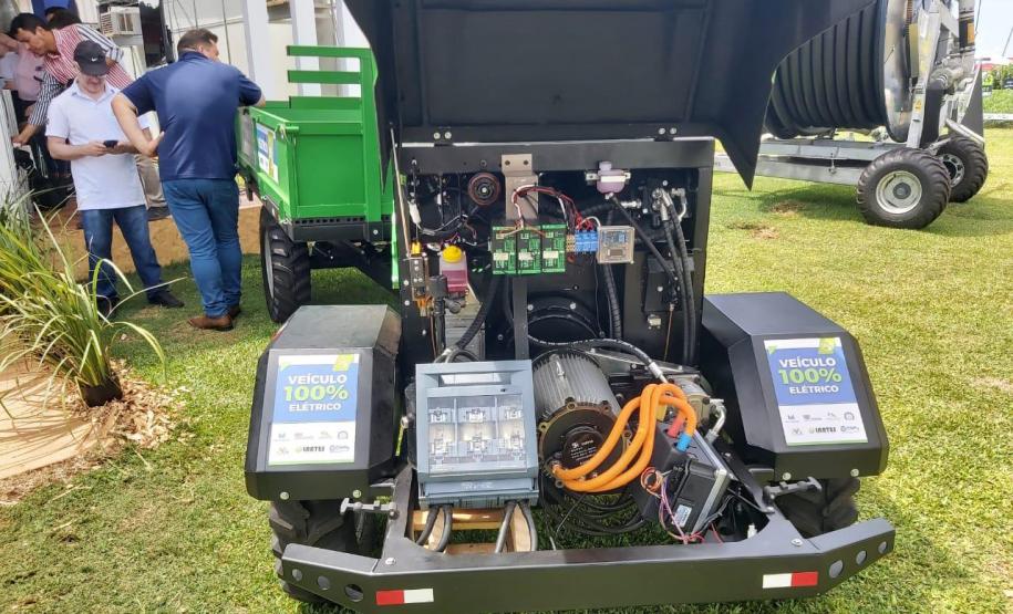 Unioeste apresenta projeto de estudo de trator elétrico no Show Rural