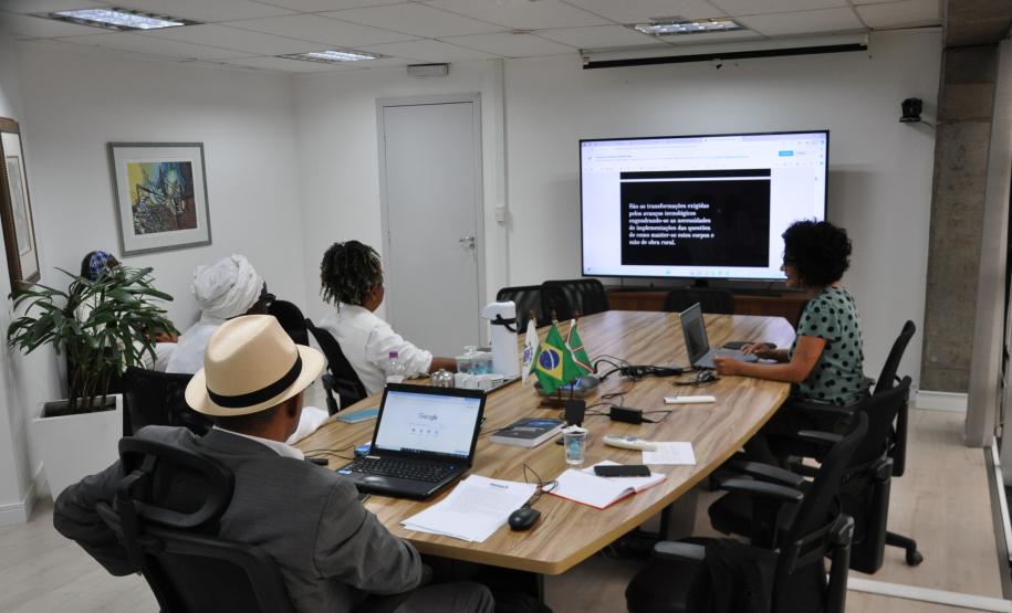 Pesquisadores e professores universitários debatem perspectivas raciais na ciência