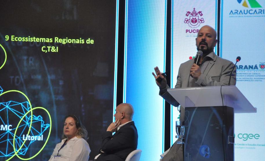 Comunidade científica debate diretrizes para a Ciência, Tecnologia e Inovação do Paraná