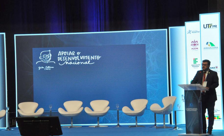 Comunidade científica debate diretrizes para a Ciência, Tecnologia e Inovação do Paraná