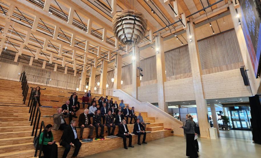 Na Suécia, comitiva paranaense avalia novos potenciais da madeira na construção civil