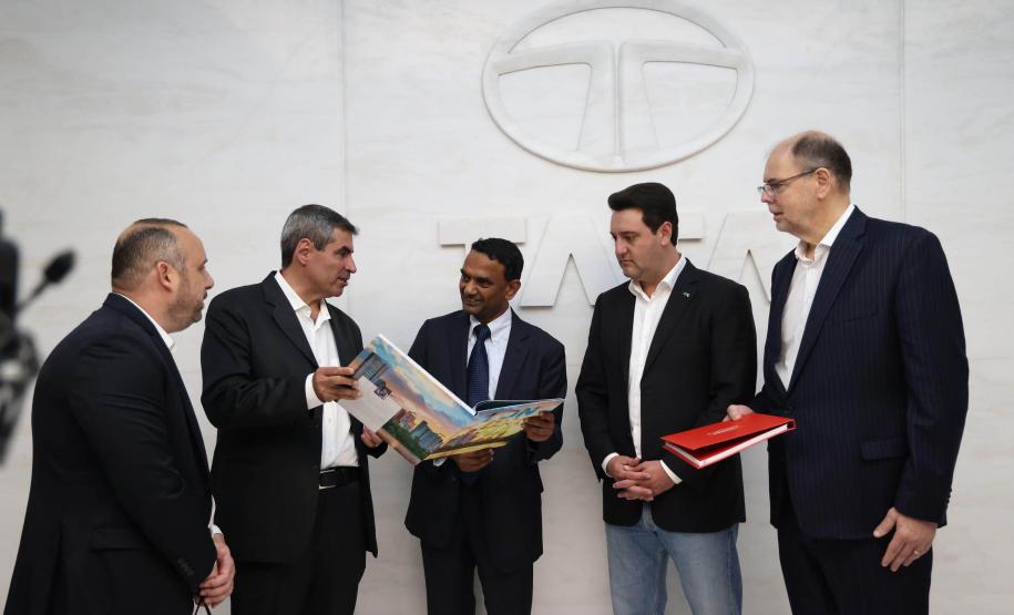 Comitiva do Paraná começa agenda na Índia com visita a gigante global de tecnologia