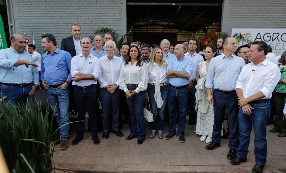 Governador em exercício destaca força do agro paranaense em visita à Expoingá