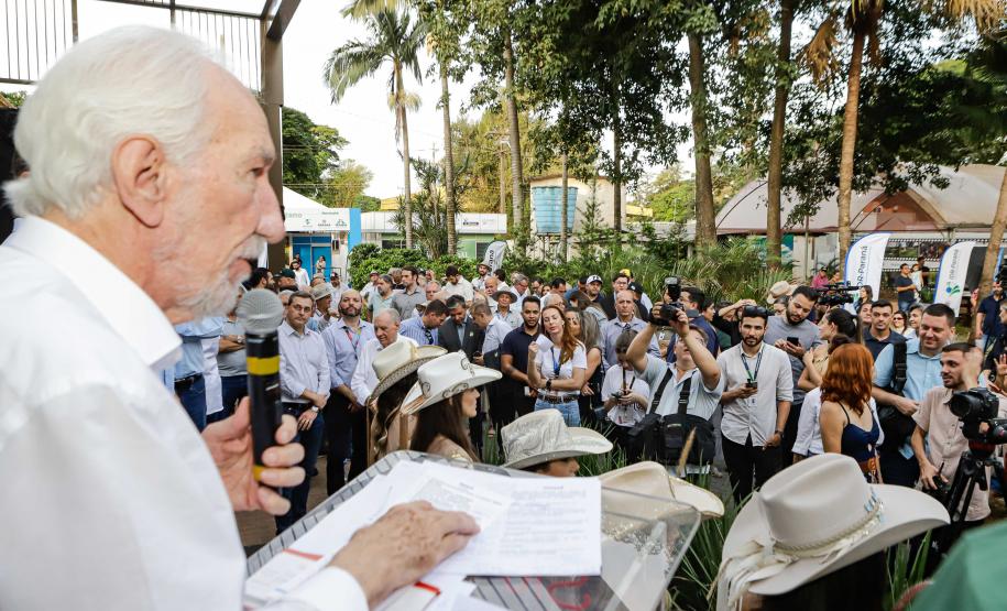 Governador em exercício destaca força do agro paranaense em visita à Expoingá