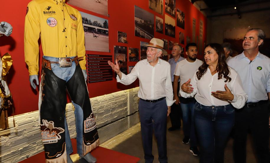 Governador em exercício destaca força do agro paranaense em visita à Expoingá