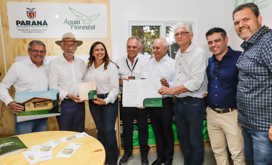 Governador em exercício destaca força do agro paranaense em visita à Expoingá