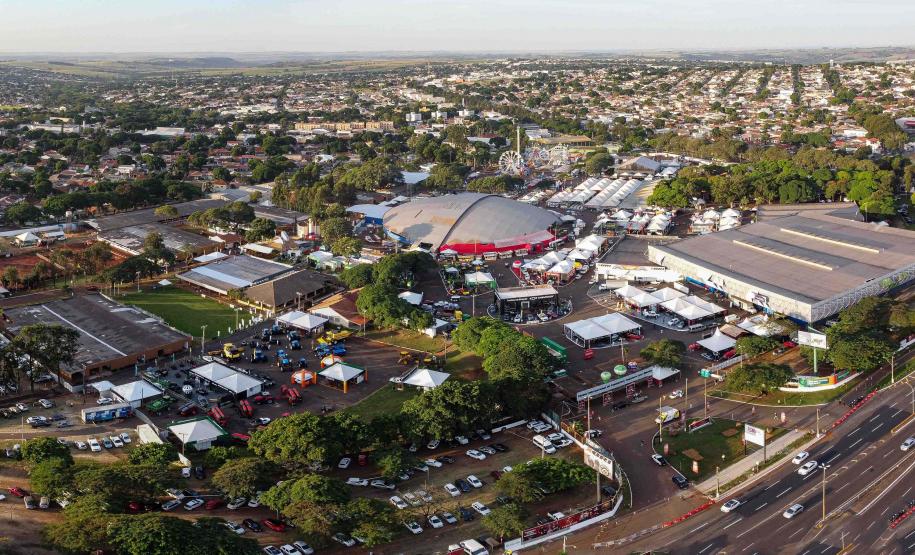 Governador em exercício destaca força do agro paranaense em visita à Expoingá
