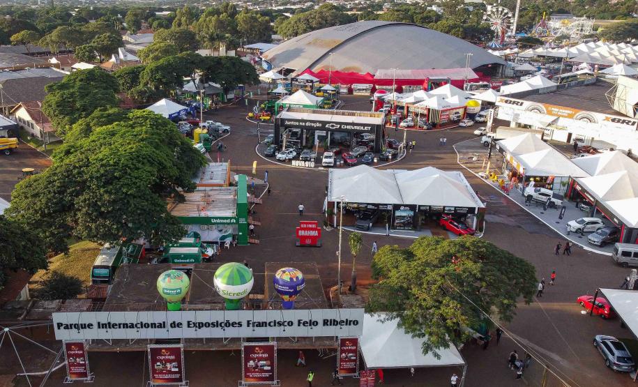 Governador em exercício destaca força do agro paranaense em visita à Expoingá