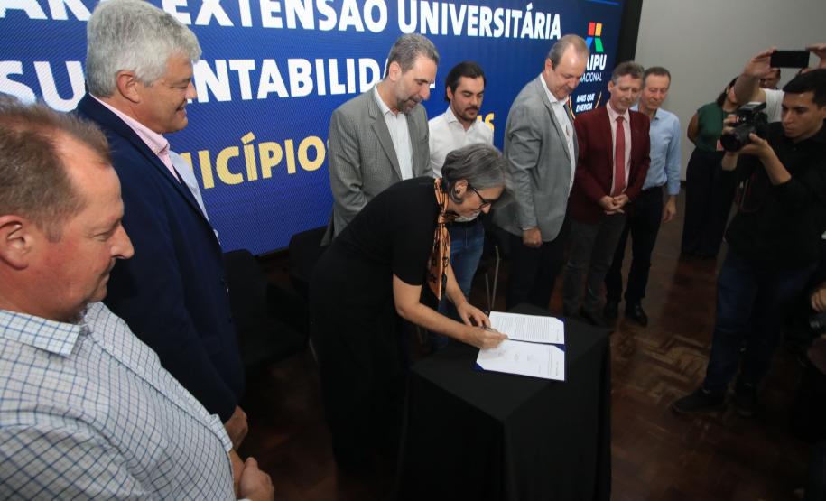 Universidades estaduais e Itaipu assinam parceria para ações de extensão em sustentabilidade