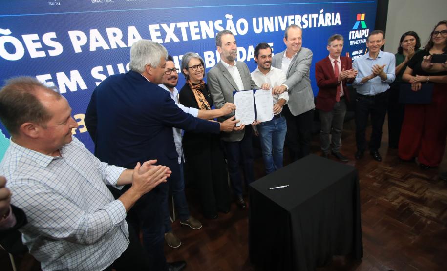Universidades estaduais e Itaipu assinam parceria para ações de extensão em sustentabilidade