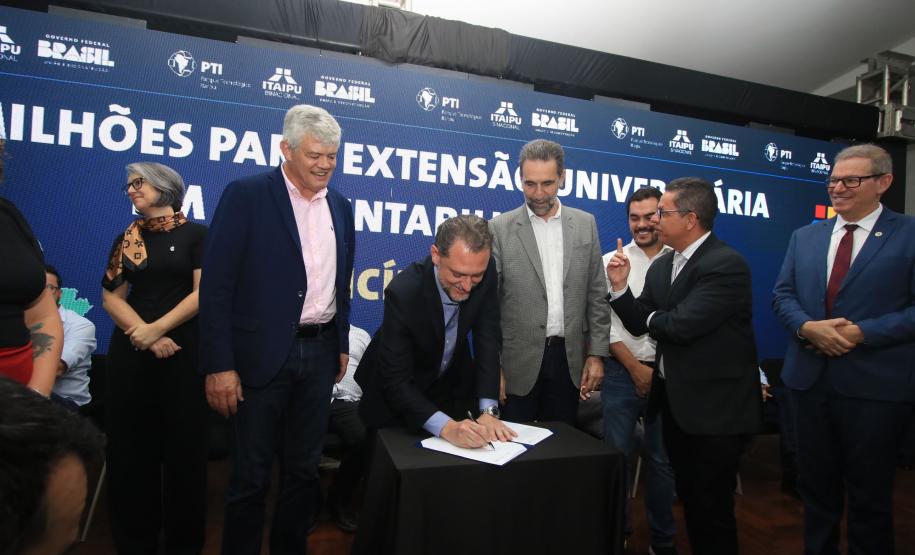 Universidades estaduais e Itaipu assinam parceria para ações de extensão em sustentabilidade