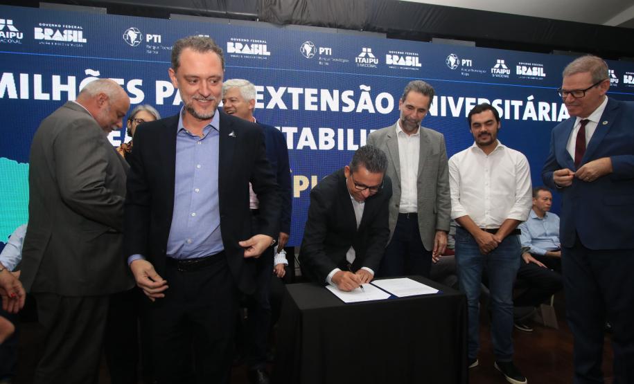 Universidades estaduais e Itaipu assinam parceria para ações de extensão em sustentabilidade