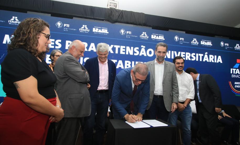 Universidades estaduais e Itaipu assinam parceria para ações de extensão em sustentabilidade