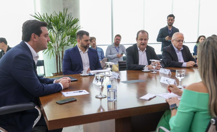 Tecpar assina acordo com empresa para ampliar produção da vacina antirrábica veterinária