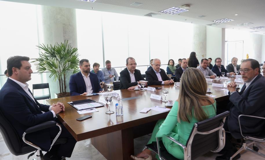 Tecpar assina acordo com empresa para ampliar produção da vacina antirrábica veterinária