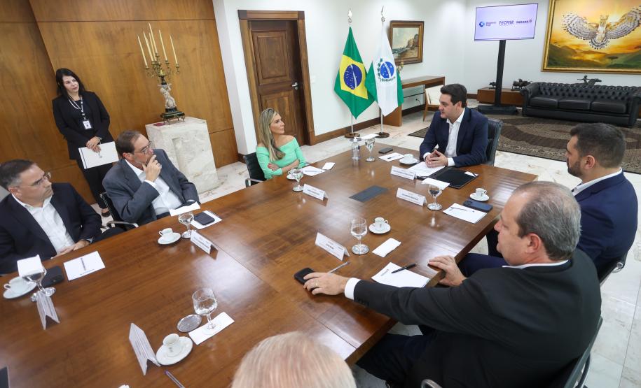 Tecpar assina acordo com empresa para ampliar produção da vacina antirrábica veterinária