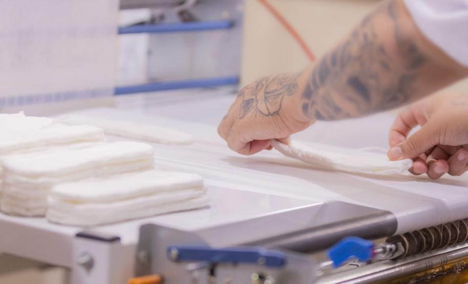 Polícia Penal inaugura fábrica de absorventes em unidade prisional de Ponta Grossa