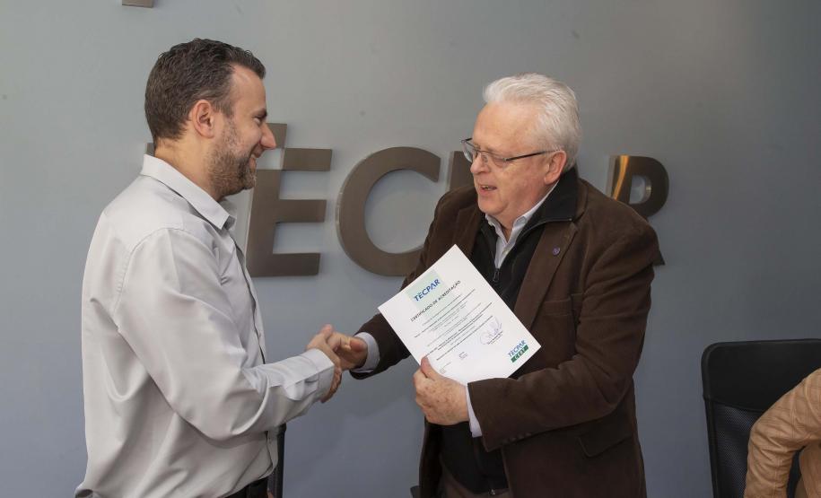 Tecpar concede primeira certificação para laboratório veterinário