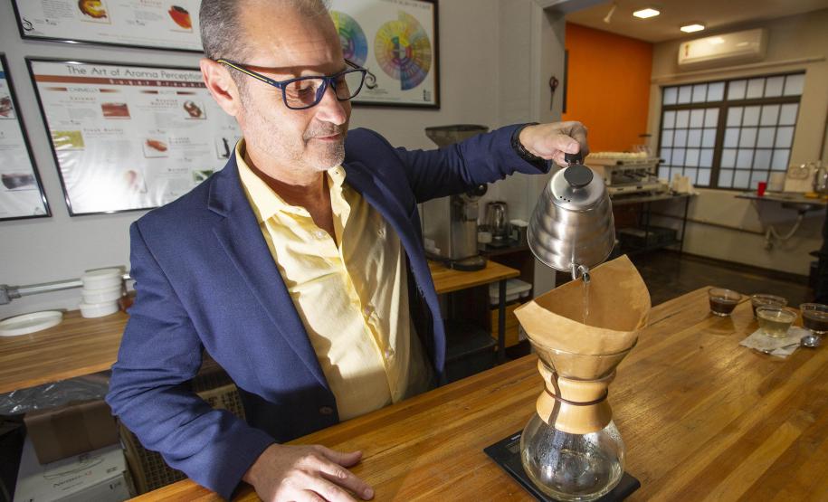 Com apoio do Tecpar, empreendedores vão produzir água para preparo de cafés especiais