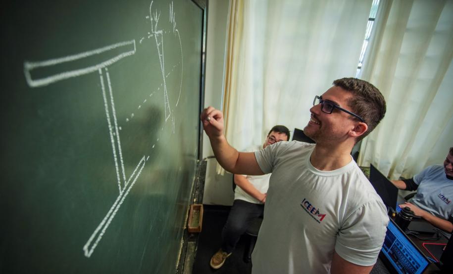 Pesquisa da UEM aponta viabilidade do aço reforçado por nióbio na construção civil