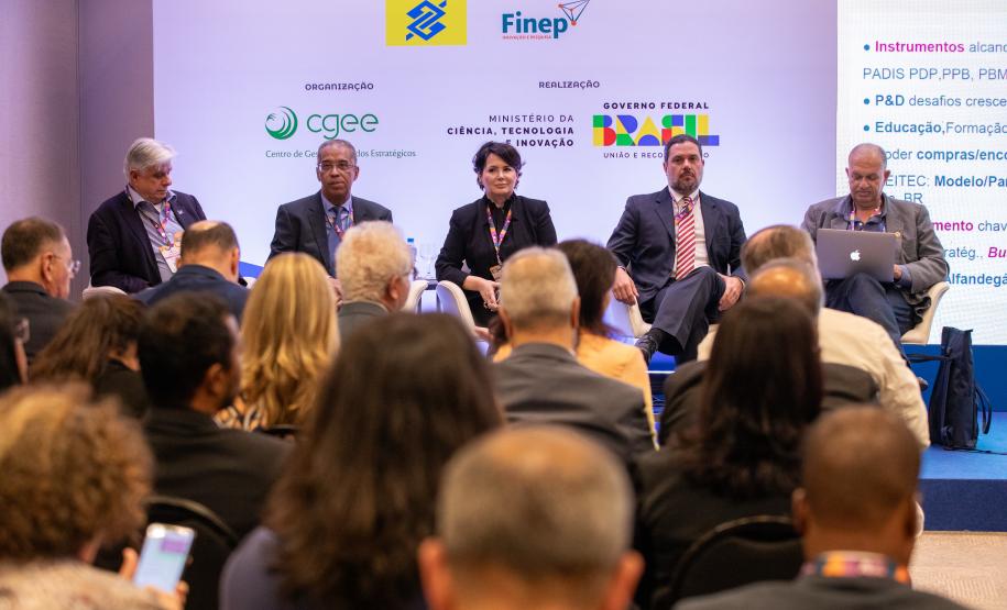 Paraná discute diretrizes para a ciência, tecnologia e inovação em conferência em Brasília