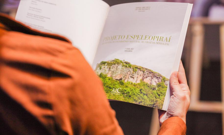 Pesquisas da UEPG sobre cavernas integram livro finalista do Prêmio Jabuti Acadêmico