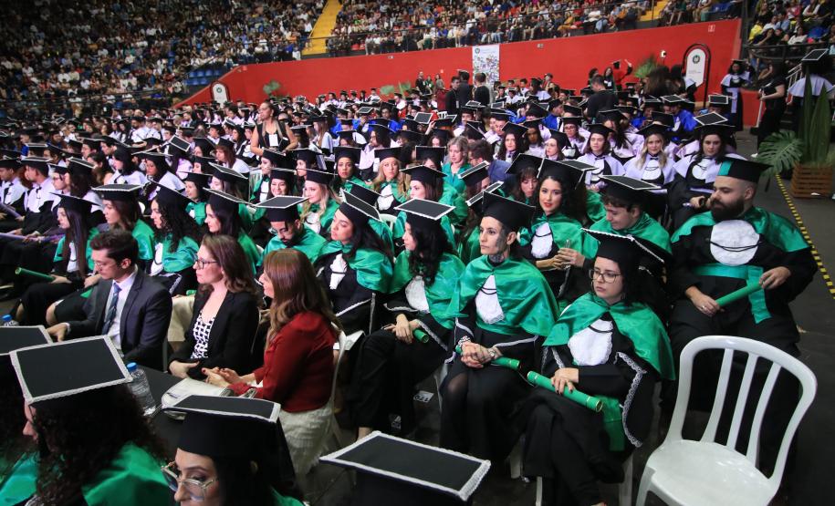 UEL forma primeiras turmas de Biotecnologia e Nutrição