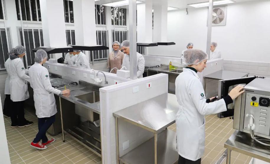 UEL forma primeiras turmas de Biotecnologia e Nutrição