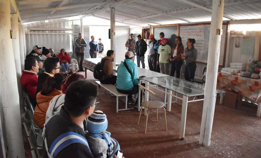 Horta comunitária sob linhas de alta tensão da Copel em Maringá recebe comitiva peruana