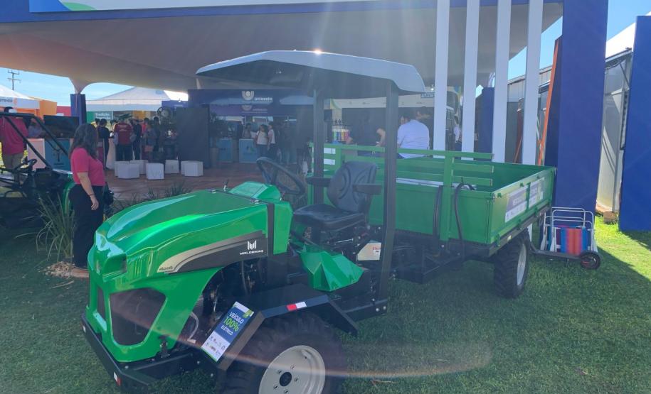 Trator elétrico desenvolvido na Unioeste promove tecnologia sustentável no campo
