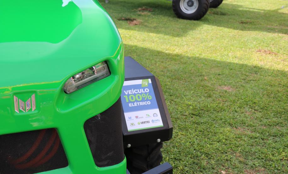 Trator elétrico desenvolvido na Unioeste promove tecnologia sustentável no campo