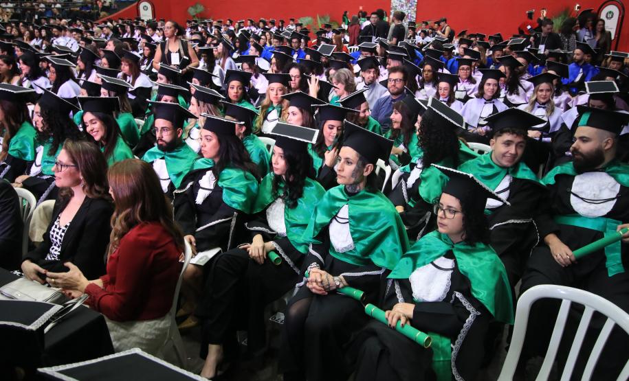 UEL forma primeiras turmas de Biotecnologia e Nutrição