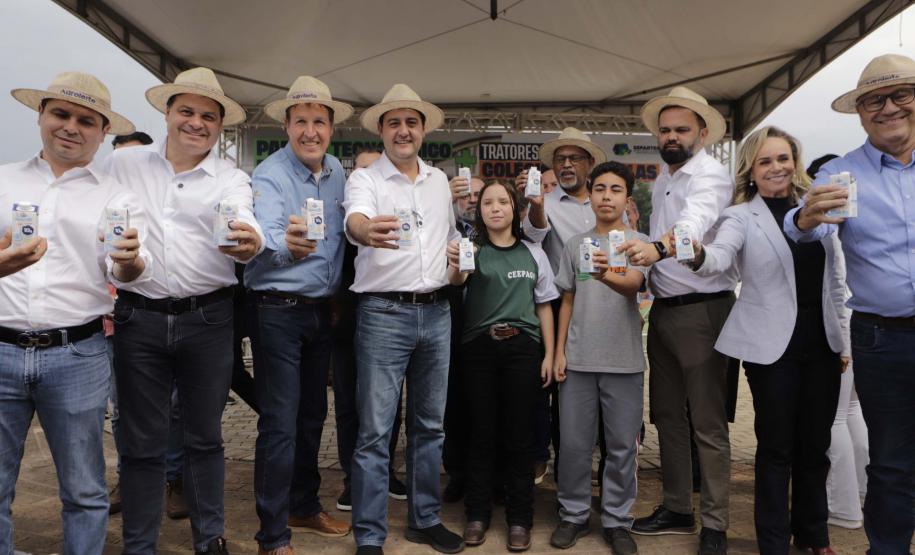 Governador assina acordo com Castrolanda para criação de Parque Tecnológico do Agroleite