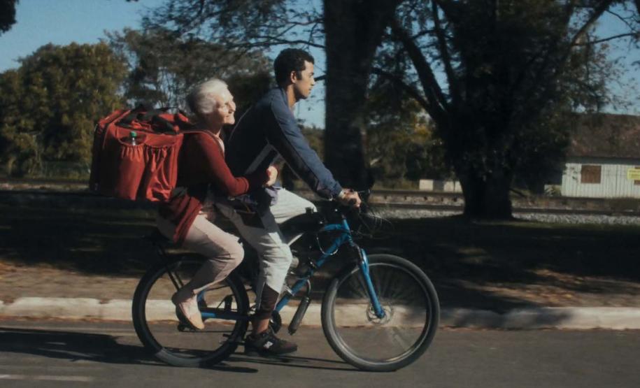 Com filme apoiado pelo Estado, cineasta do Paraná recebe prêmio em Gramado