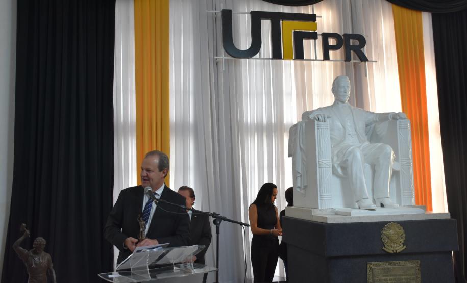 Representantes do Estado recebem homenagem por atuação no fomento científico