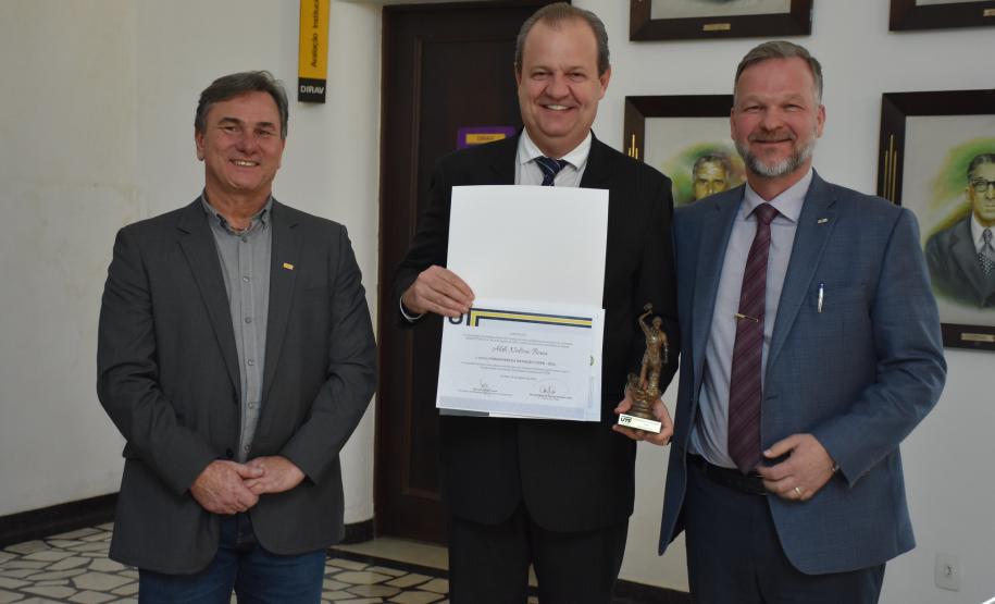 Representantes do Estado recebem homenagem por atuação no fomento científico