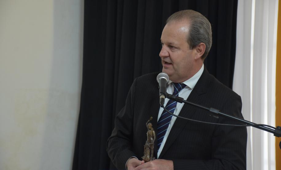 Representantes do Estado recebem homenagem por atuação no fomento científico