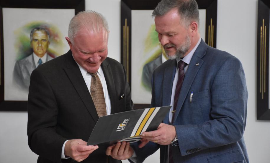 Representantes do Estado recebem homenagem por atuação no fomento científico