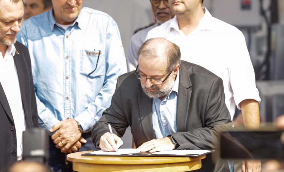 Governador assina acordo com Castrolanda para criação de Parque Tecnológico do Agroleite
