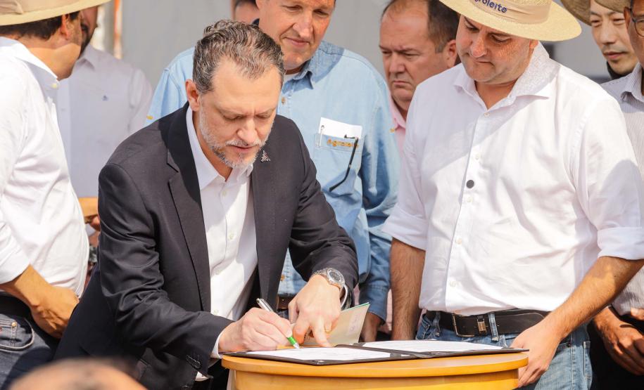 Governador assina acordo com Castrolanda para criação de Parque Tecnológico do Agroleite