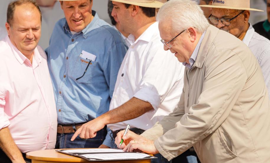 Governador assina acordo com Castrolanda para criação de Parque Tecnológico do Agroleite
