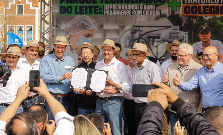 Governador assina acordo com Castrolanda para criação de Parque Tecnológico do Agroleite