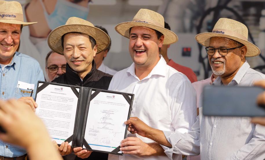 Governador assina acordo com Castrolanda para criação de Parque Tecnológico do Agroleite