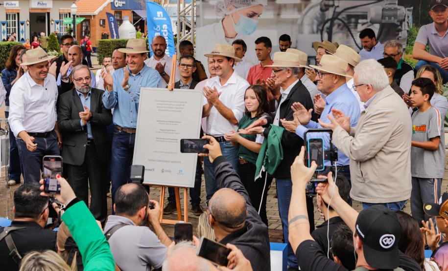 Governador assina acordo com Castrolanda para criação de Parque Tecnológico do Agroleite
