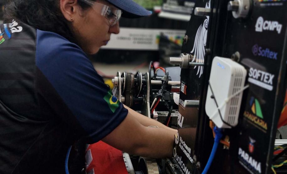 Estudantes de escola estadual de Curitiba vencem competição de robótica em Cuiabá