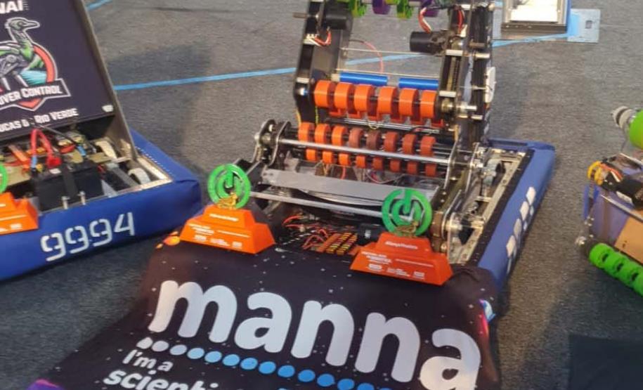 Estudantes de escola estadual de Curitiba vencem competição de robótica em Cuiabá